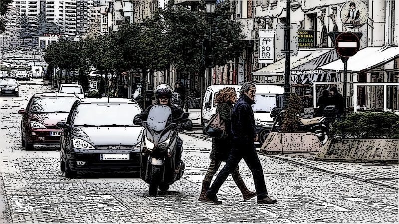 Escuchar los coches al cruzar la calle