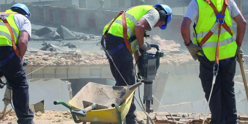 Trabajador en obras con mucho ruido